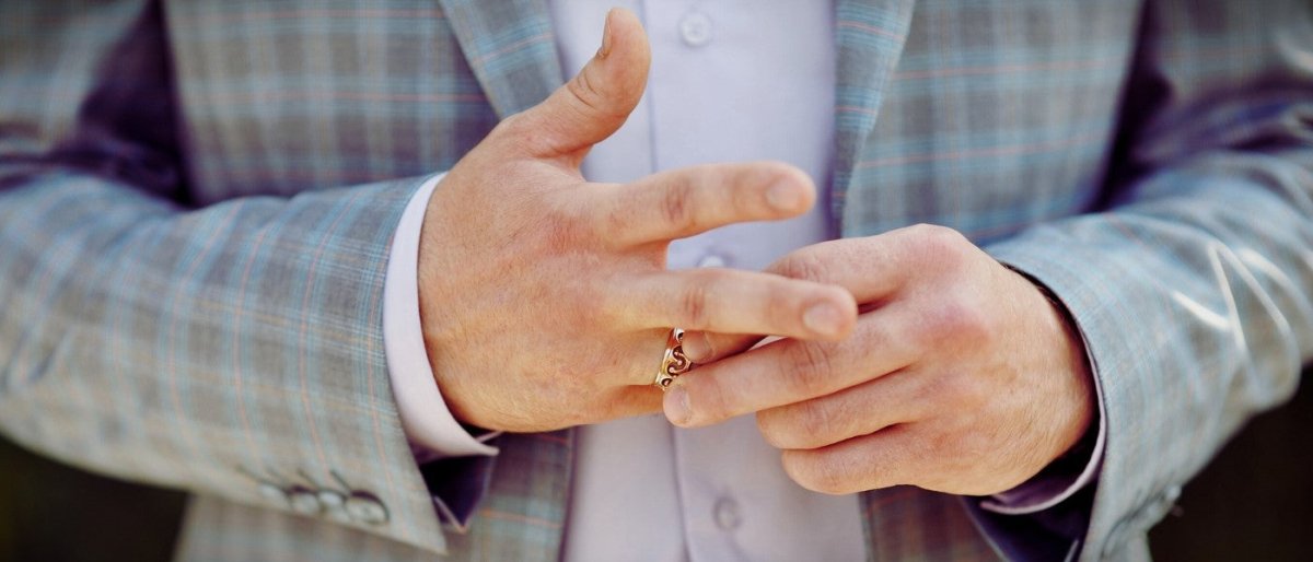 How to Get a Stuck Ring Off Quickly: Simple Techniques for Every Situation - Gentlemen's Bands